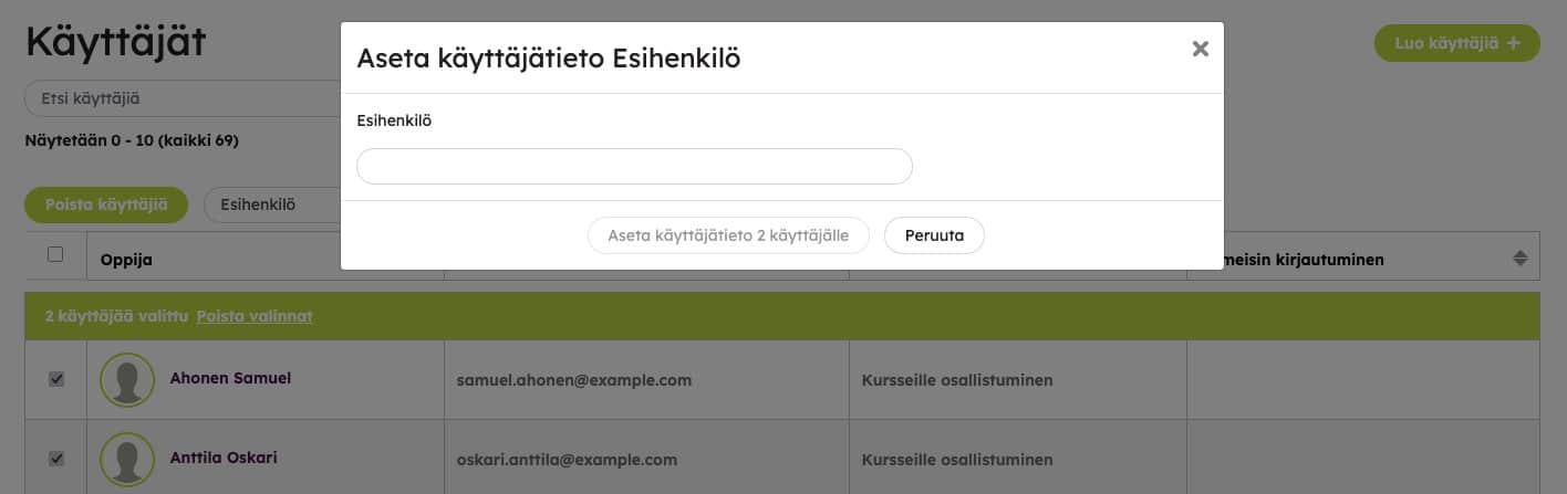Aseta käyttäjätieto Esihenkilö -ikkuna, jossa valituille käyttäjille määritetään sama esihenkilö.