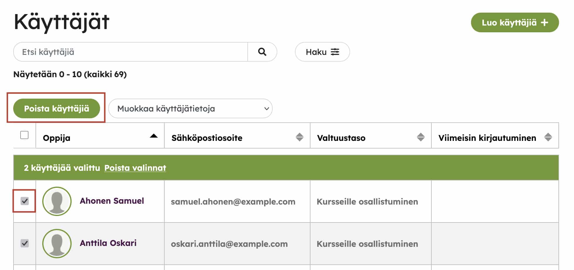 Käyttäjälista, jossa voidaan valita useita käyttäjiä ja poistaa ne Poista käyttäjiä -toiminnolla.
